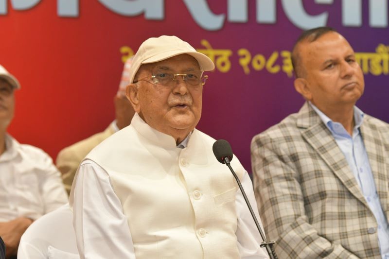 अध्यक्ष पद तत्काल नछाड्ने एमाले अध्यक्ष ओलीको अडान